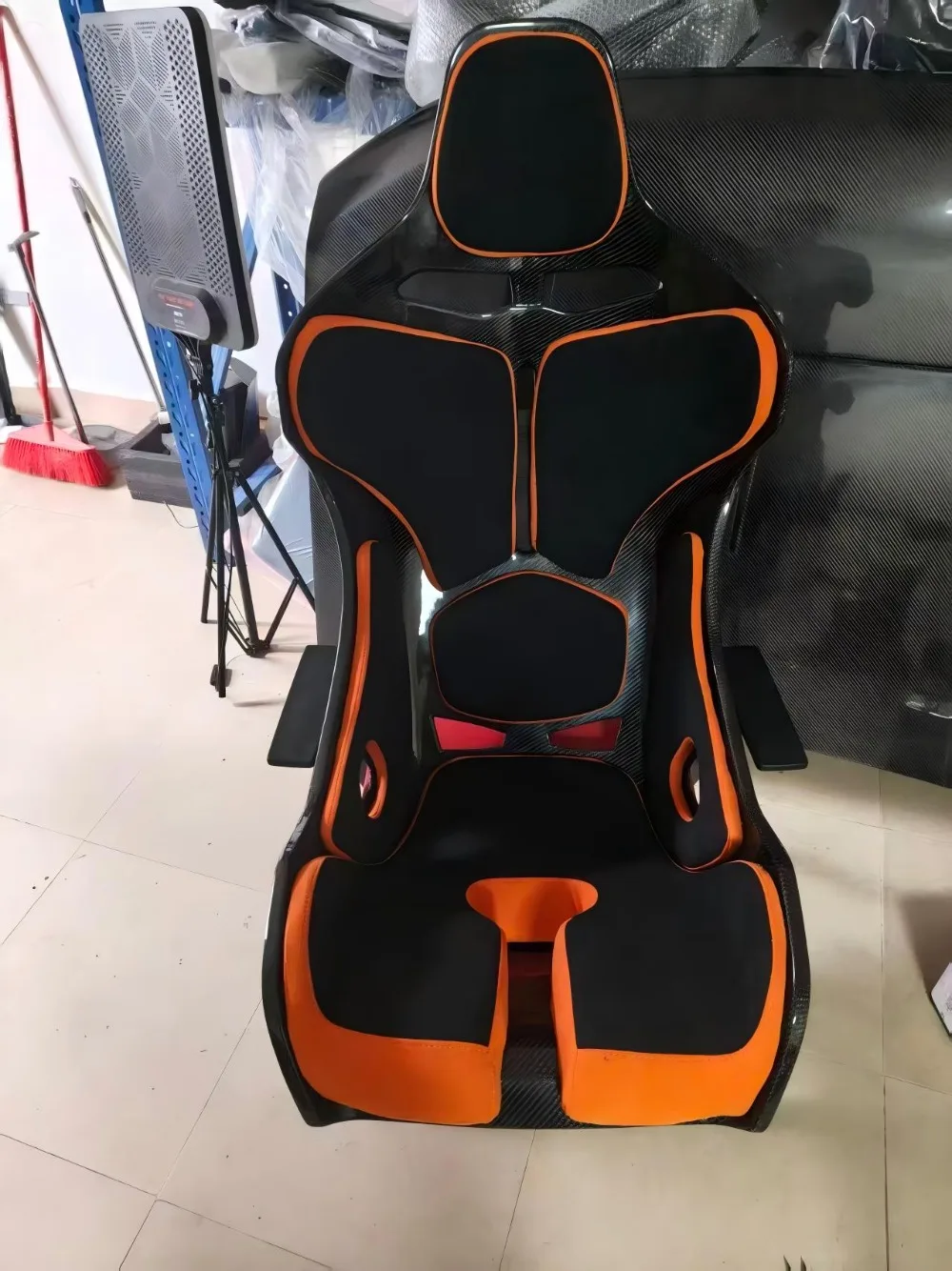 High Performance Carbon Fibre Car Sport Seat, Suede Surface Orange Edge Accent Custom 675LT Lettering