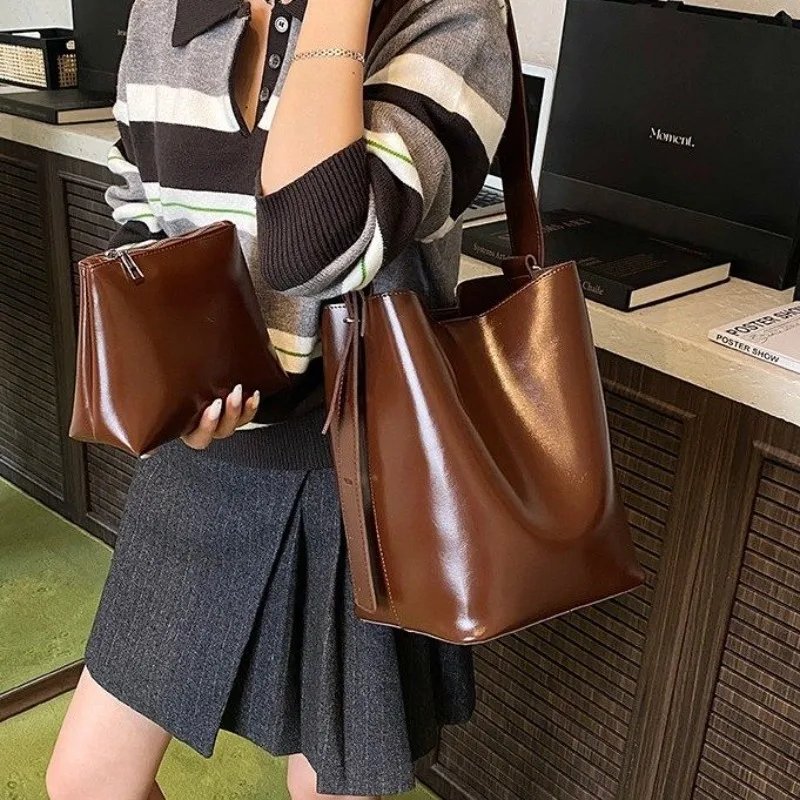 

Elegant Leather Classic Commuter Bag With Trendy Letter Logo Solid Color Large Capacity For Women
