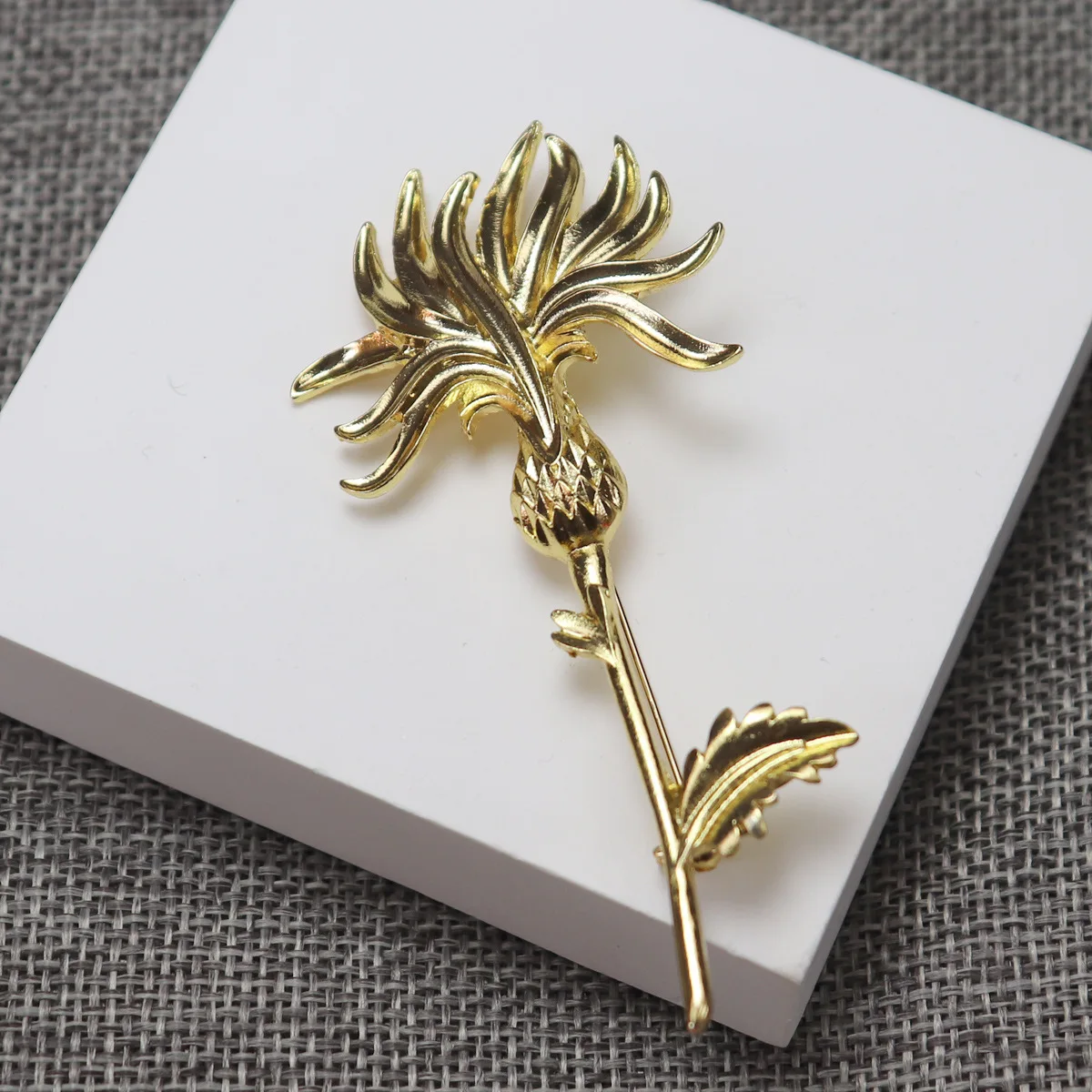Women’s Vintage Carnation Brooch: Delicate Flower Lapel Pin, Ideal Clothing Accessory M646