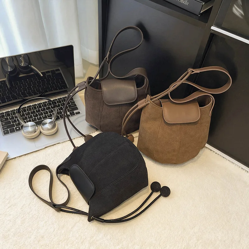 

2026 Зимняя нишевая повседневная и модная сумка через плечо, простая и элегантная маленькая квадратная сумка для женщин