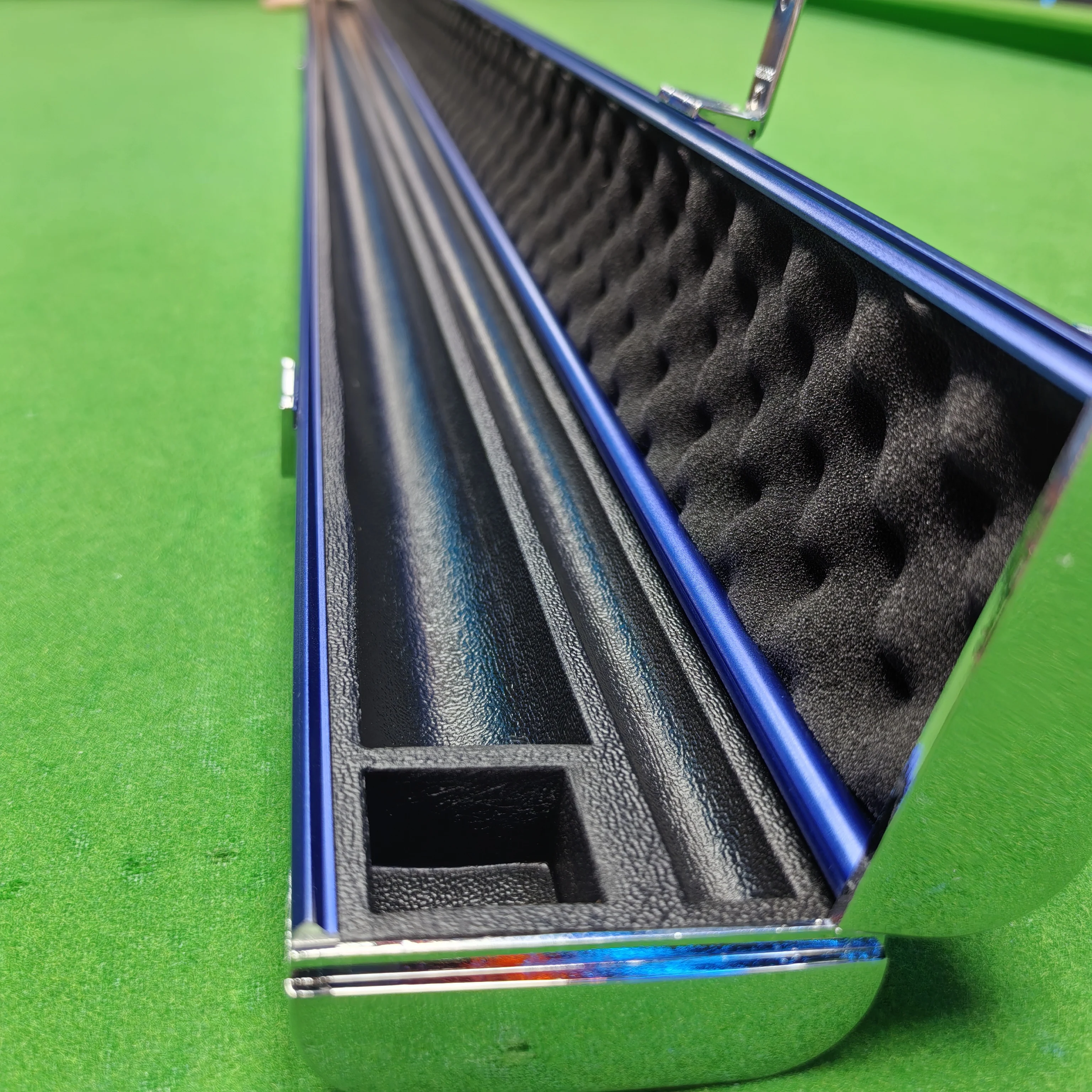 

Customizable Portable Pool Cue Hard Case Billiard Cue Carrying Case Aluminium Alloy Padded Interior Billiard Cue Storage Box