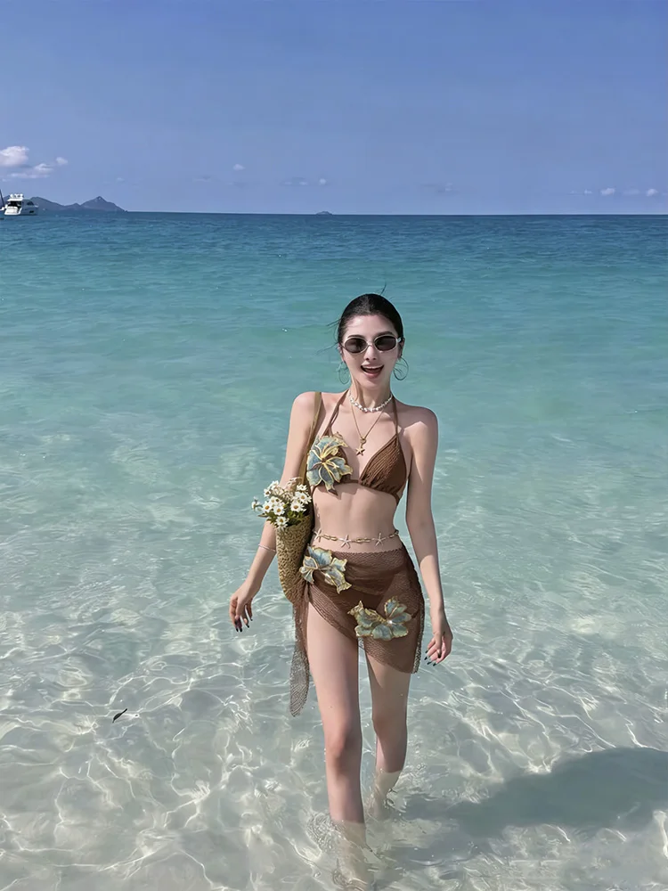 

Сексуальный женский купальник в гавайском стиле, комплект из трех предметов: бикини с завязками на шее, утягивающий, для пляжного отдыха, без бретелек, с дизайнерскими вставками