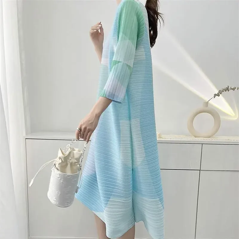 Abbigliamento femminile Girocollo Pendolarismo Stampato geometrico Pieghe eleganti Abito longuette allentato 2025 Abiti casual con maniche a 3/4 primavera estate