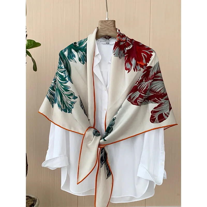 

Женский шарф из 30% шелка и 70% шерсти с цветочным узором - треугольный шарф, закрученные вручную краями, теплый головной платок