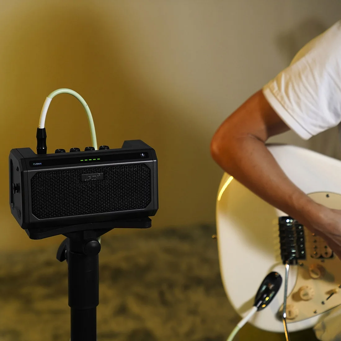 IRIN Guitar Amplifier TG-08 Rechargeable Built in Bluetooth Drum Machine Delay/Reverb Comes with Rhythm Guitar Accessories