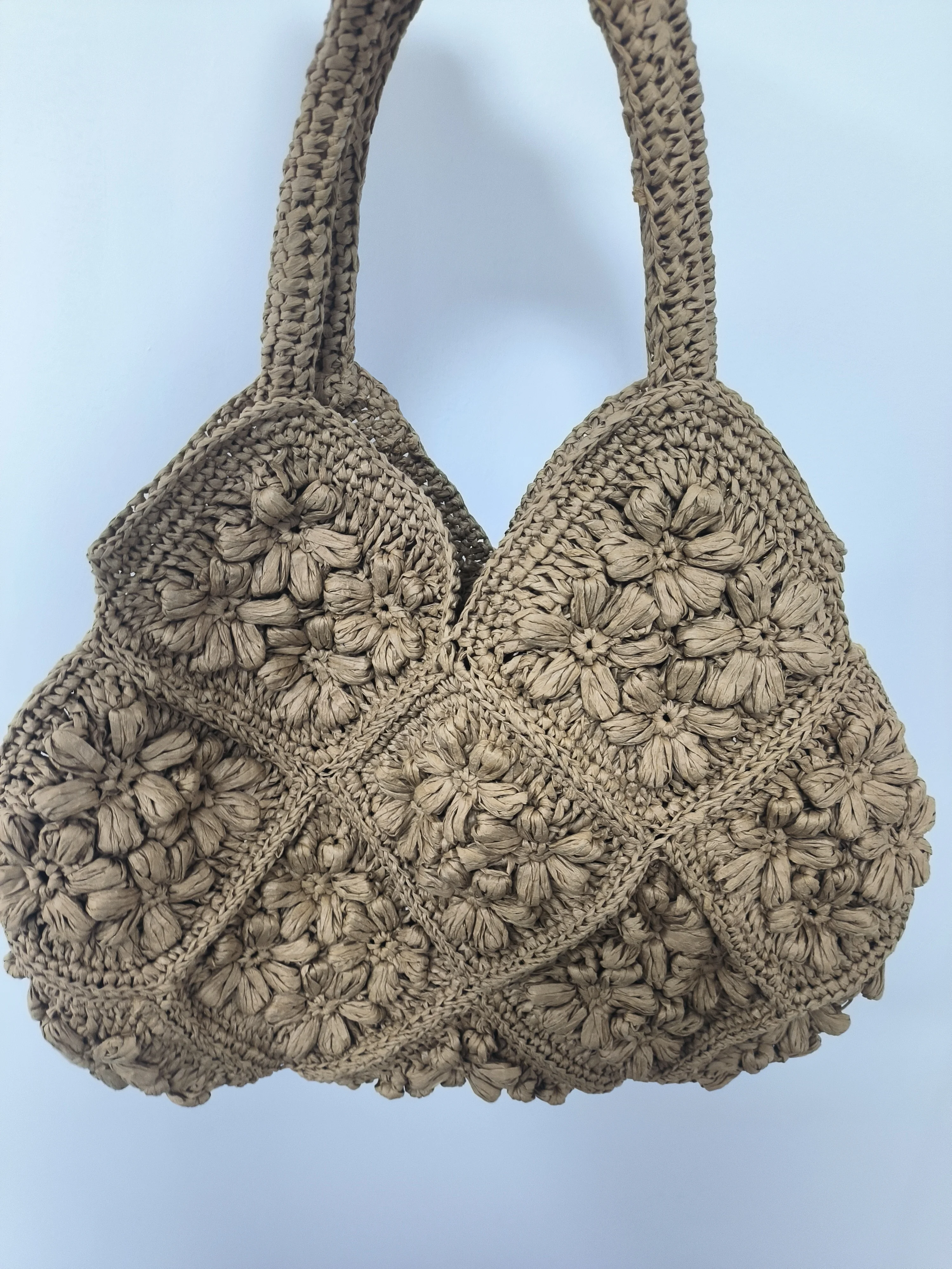Handgefertigte Strandtasche aus gewebtem Papier, hochwertige 3D-Blumen-Grastasche, große Kapazität, tragbare Urlaubstasche für Frauen am Meer. – Detail 3
