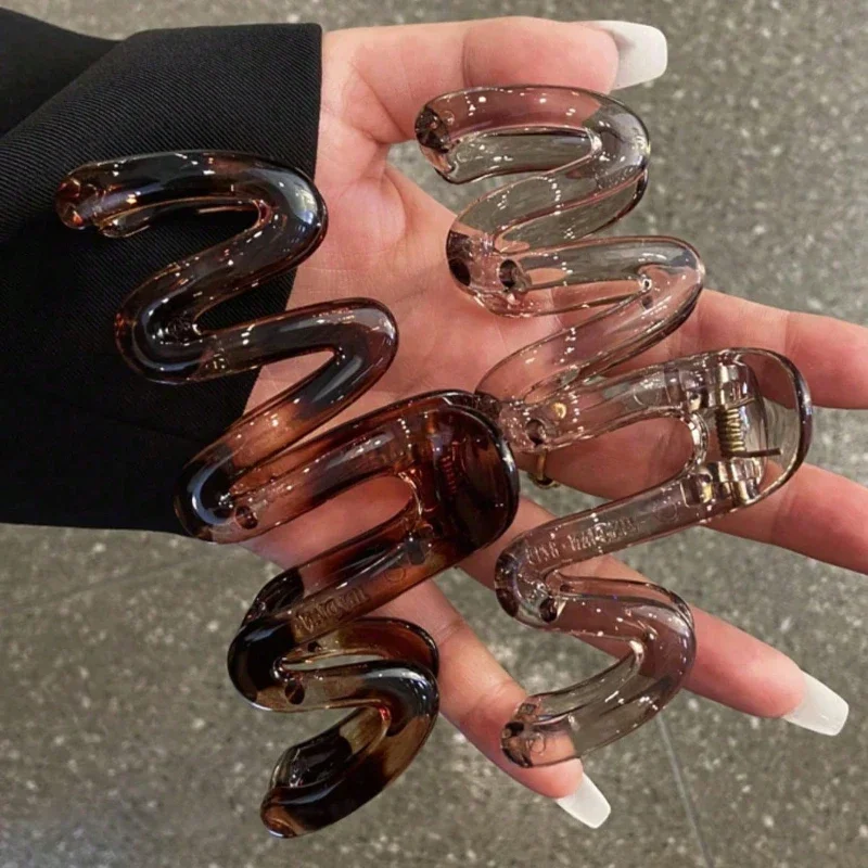 Grampo de cabelo de plástico leve grande, elegante e minimalista, feminino, ondulado, alto brilho, marrom âmbar, 11 cm/4,33 pol.