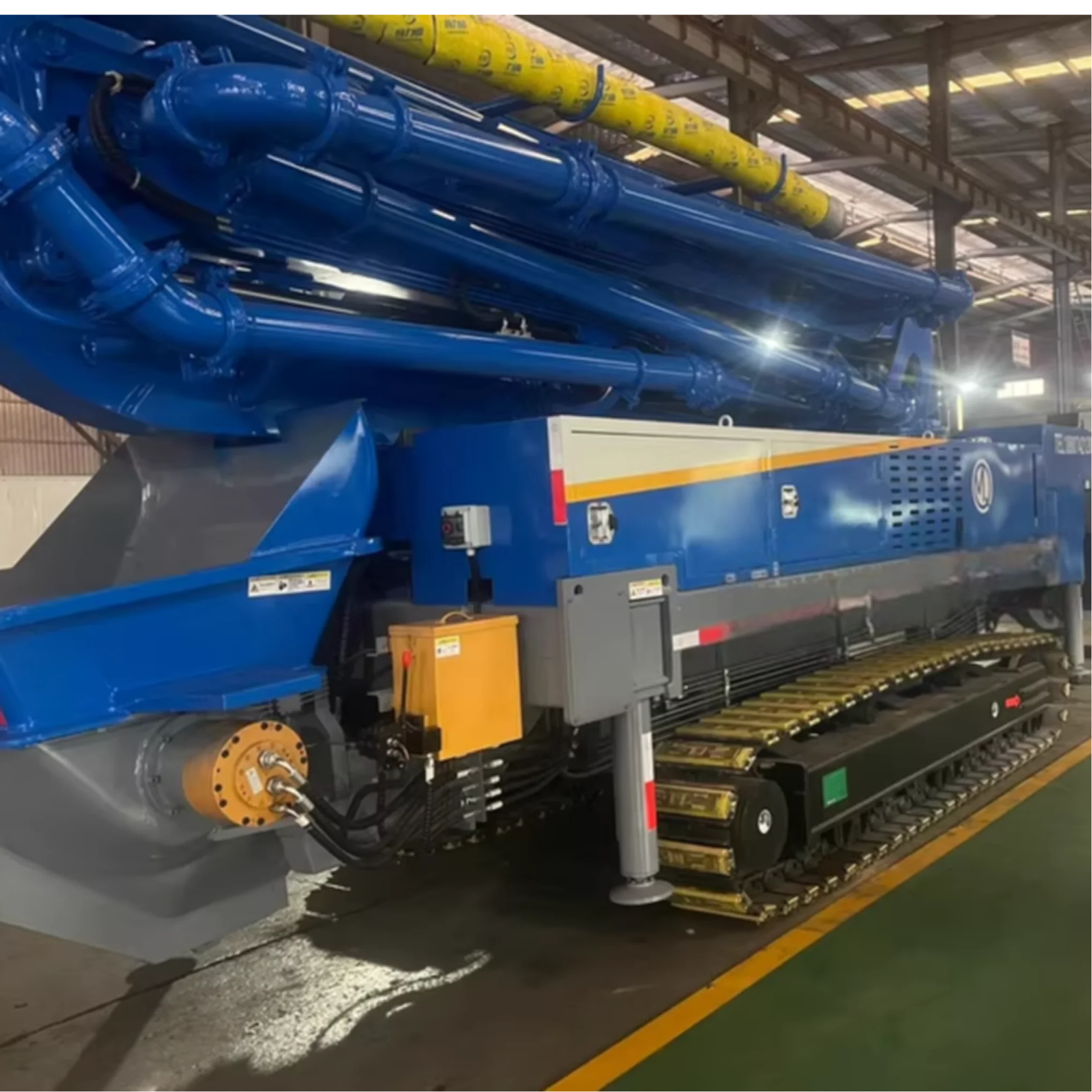 New 18-35m Crawler Concrete Pump With Mixer Diesel Electric Customizable For Rural Building Construction