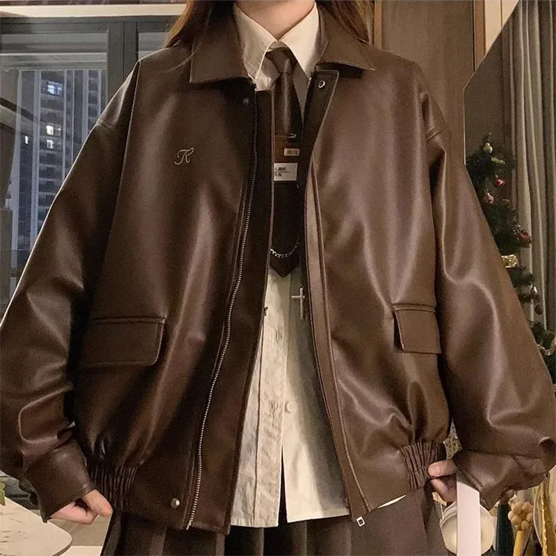 Usando uma jaqueta de couro para mulheres no outono e inverno solta e casual estilo Hong Kong vestindo uma motocicleta jaqueta de couro PU
