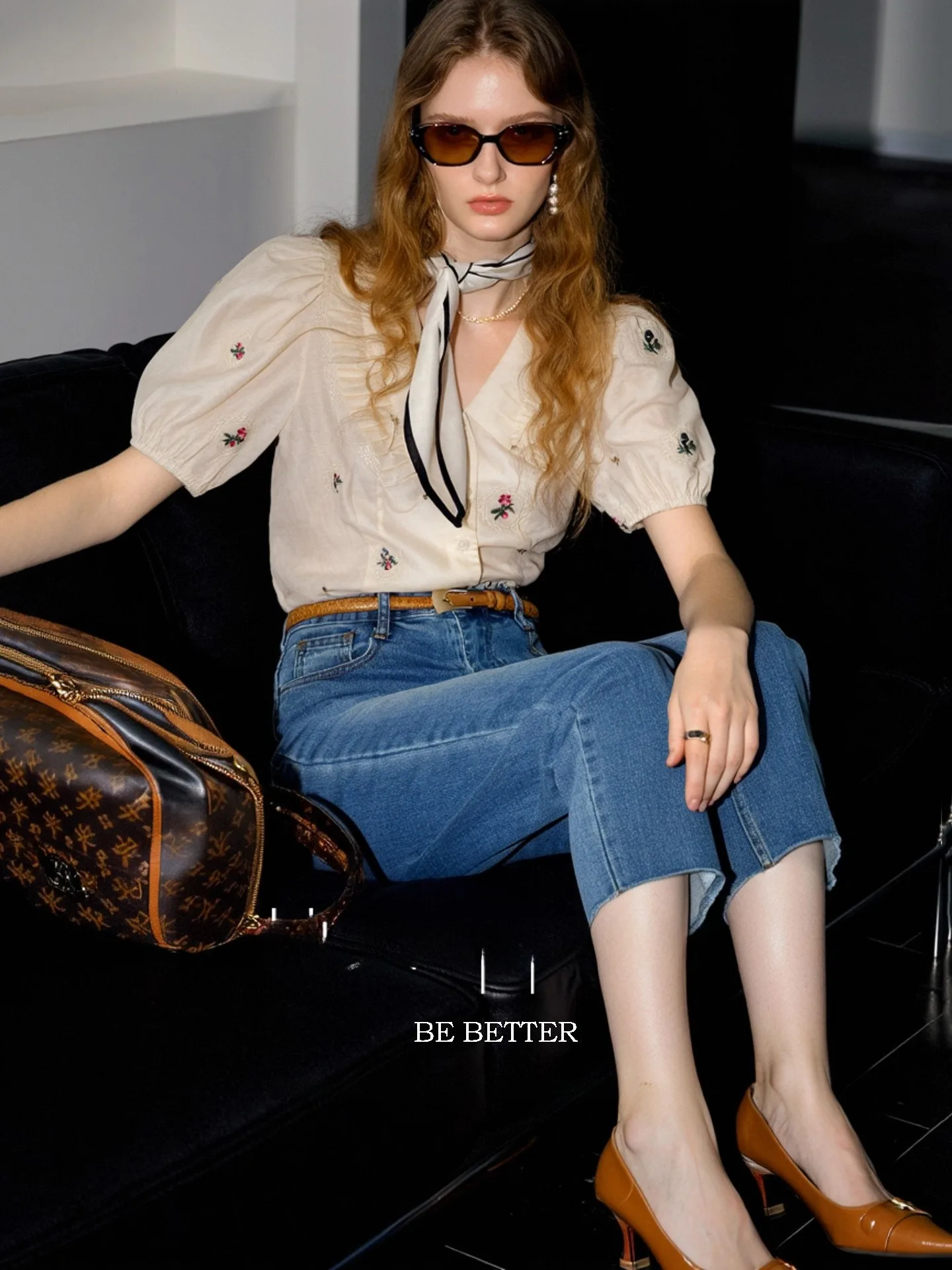 

Huaappuw Floral Print Doll Collar Short Shirt Women's Summer 2026 Bubble Sleeve Top French Style Fitted Blouse Daily Wear