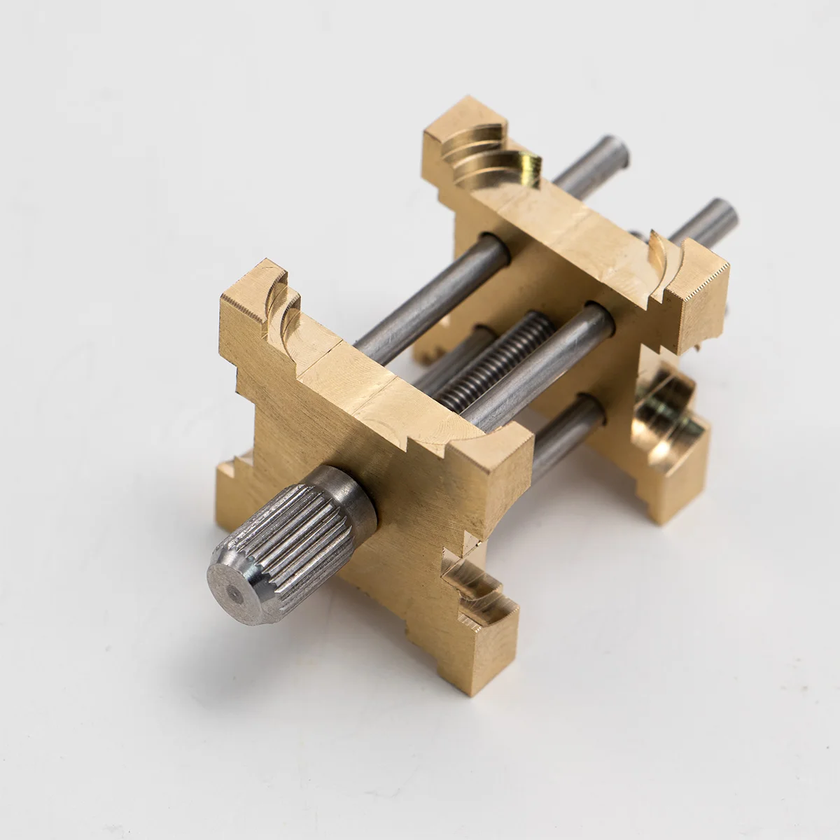 

Держатель часового механизма, латунное фиксированное основание, многофункциональный регулируемый инструмент для ремонта часов для часовщиков