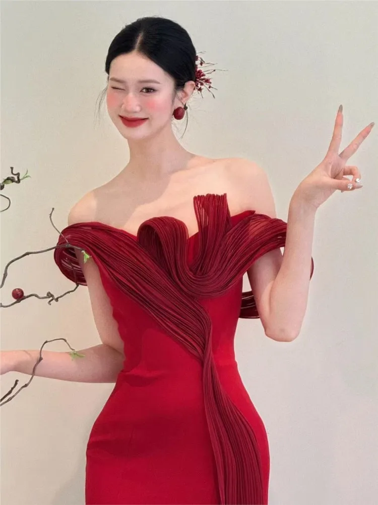 A one-shoulder red light luxury fishtail dress for the host's banquet and toasting