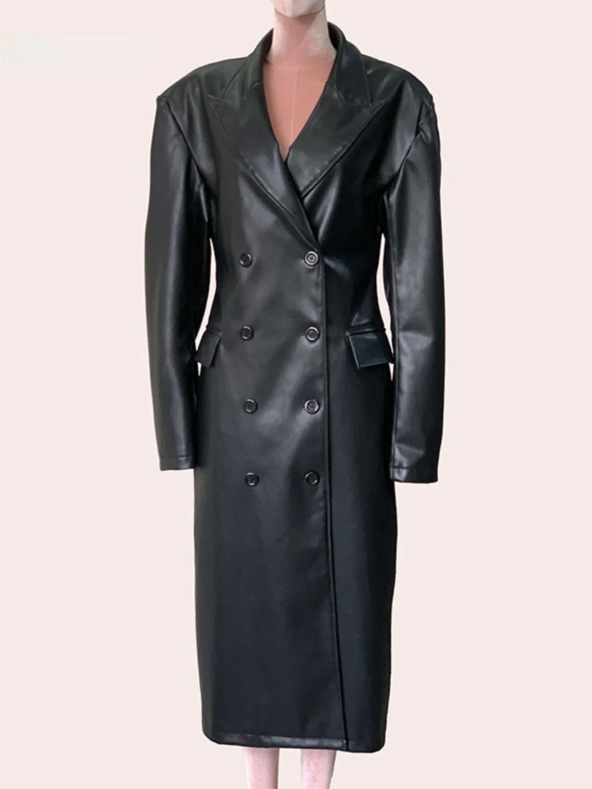 

Женское длинное двубортное пальто Nerazzurri из черной искусственной кожи с подплечниками, приталенное, модное, для повседневной носки