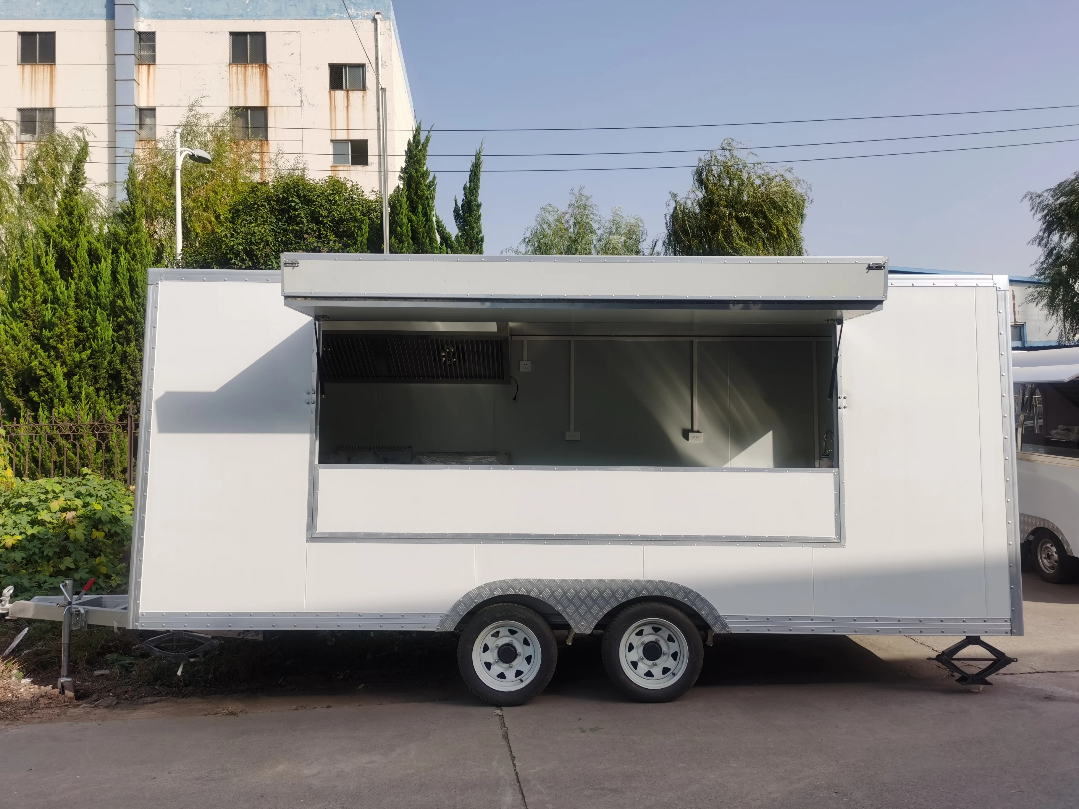 สีขาวสีรถเข็นอาหารมือถือ Street รถบรรทุกขนมสําหรับ Soft Ice Cream Machine Shop รถพ่วงสามารถปรับแต่ง Cooling เครื่องดื่มอุปกรณ์