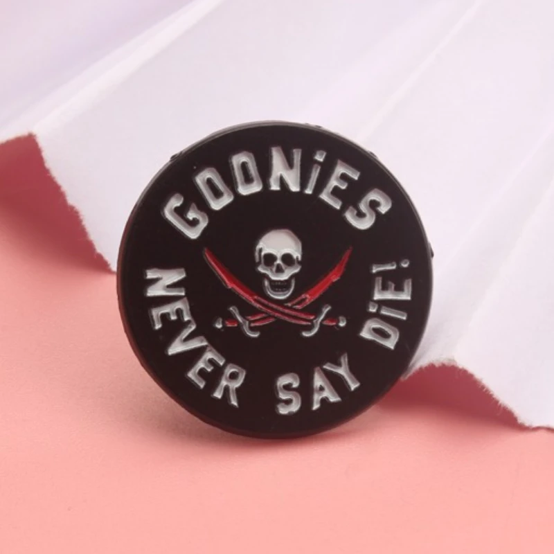 Vintage-Schädel-Emaille-Anstecknadel – „Goonies Never Say Die“ inspirierte Punk-Broschennadeln aus dem Film