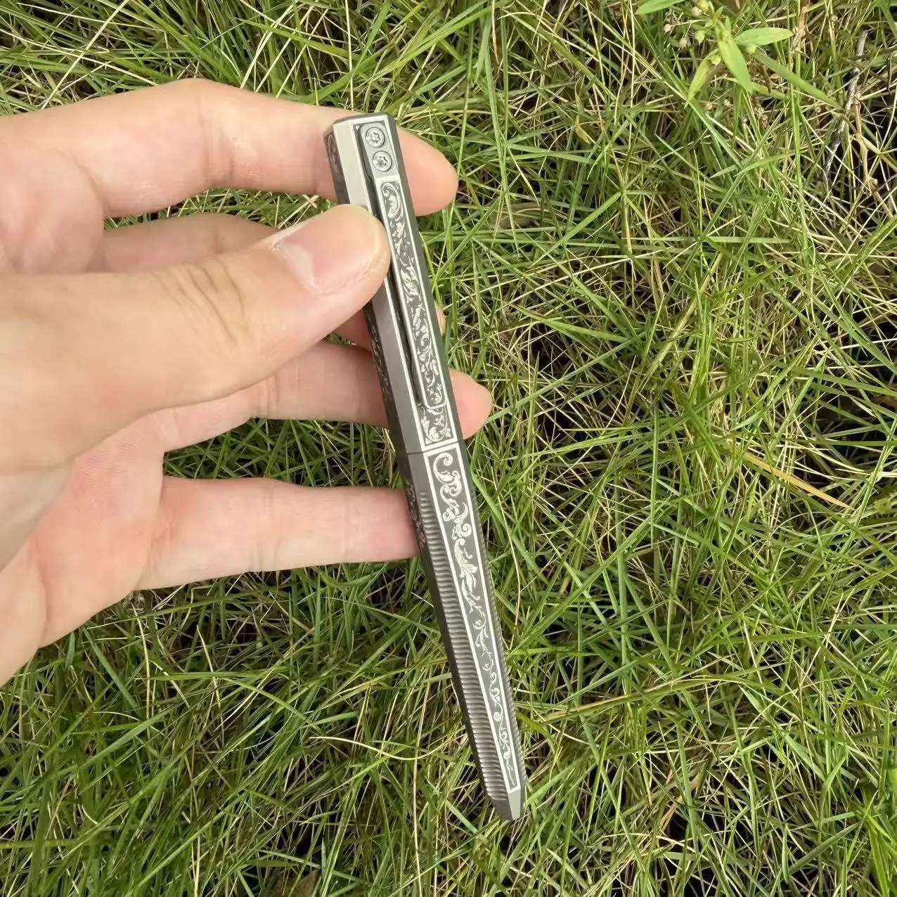 Titanium alloy TC4 Tang Grass Pattern Carving Tactical Pen, Multifunctional Tungsten Steel Head Window Breaking Survival Pen