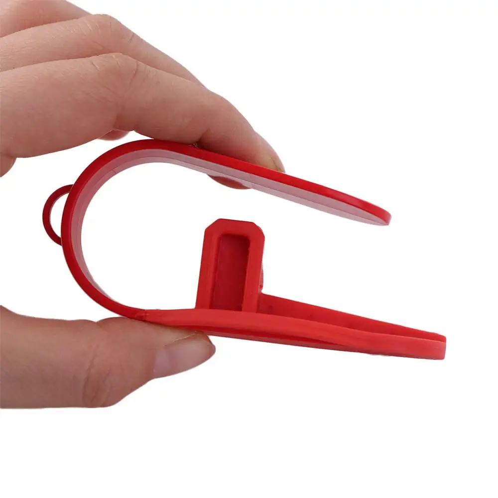 أداة تحرير مشبك مقعد الطفل لفتح جهاز توفير العمالة يمنع إصابة الأظافر وفتح مقعد السيارة باللون الأحمر