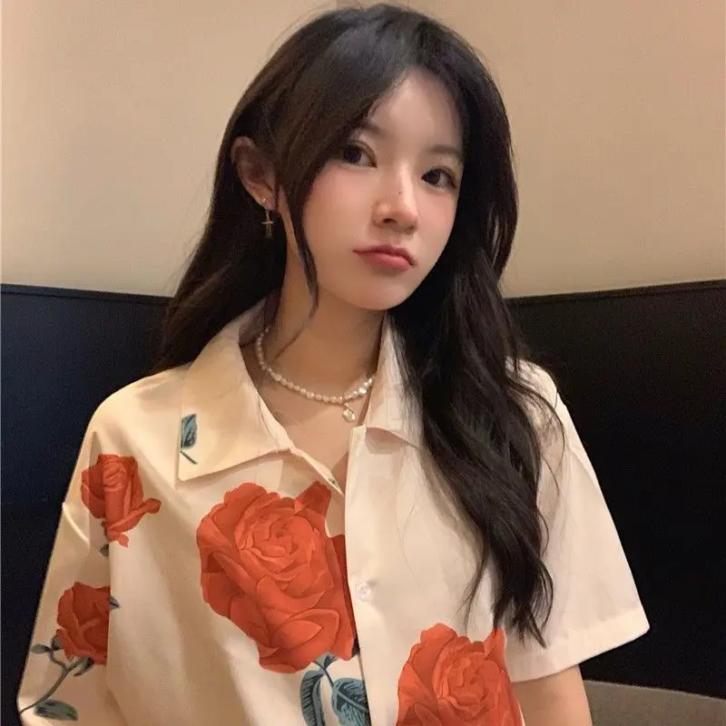 เสื้อเชิ้ตแขนสั้นลายดอกไม้ย้อนยุคสําหรับผู้หญิงในฤดูร้อนดีไซน์เฉพาะกลุ่มเวอร์ชั่นเกาหลีใหม่หลวมและหลากหลาย