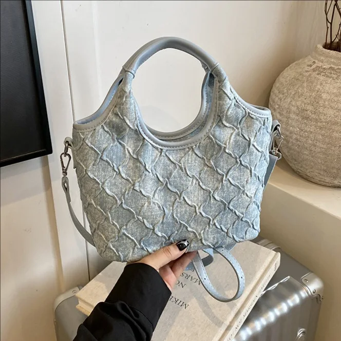 

2025 Новая повседневная большая сумка большой вместимости для женщин. Модная сумка через плечо с дизайнерским роскошным дизайном и дизайном из джинсовой ткани.