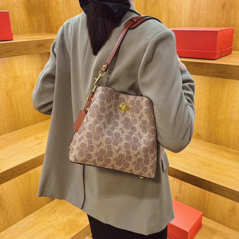 

Luxury Women's Leather Tote Bag Elegant Shoulder Handbag Classic Designer Crossbody Bag For Modern Ladies