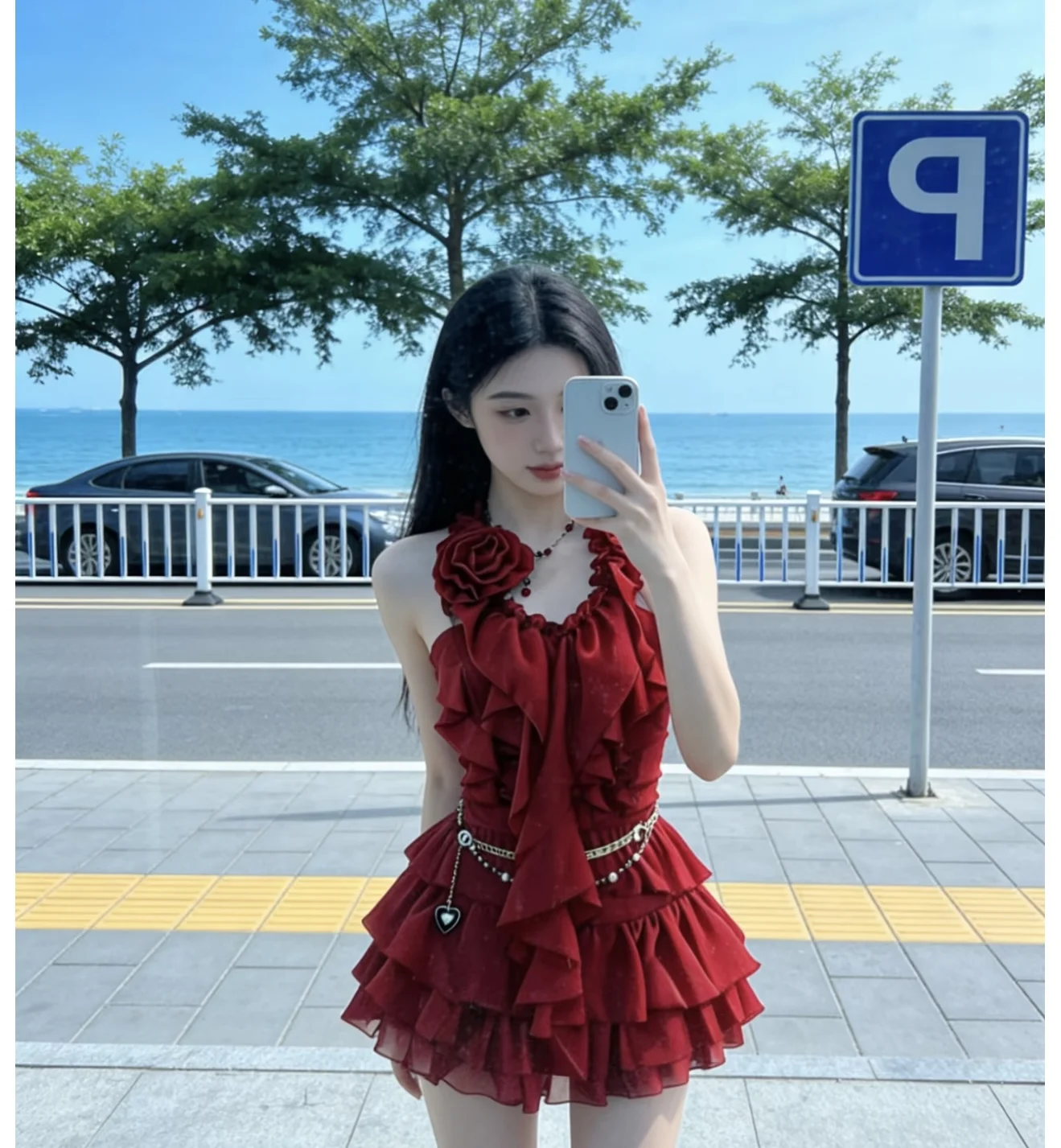 

Летний комплект 2026: Элегантный женский костюм-двойка с красным топом на бретельках и пышной короткой юбкой, с круглым вырезом и коротким рукавом