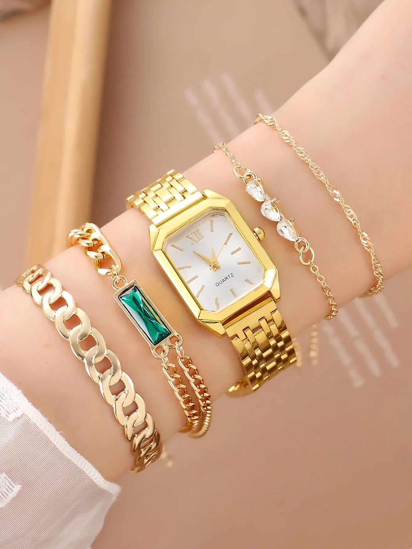 1pcs of simple and stylish design steel strip square quartz watch paired with 4 pcs of bracelet setFashion Watch