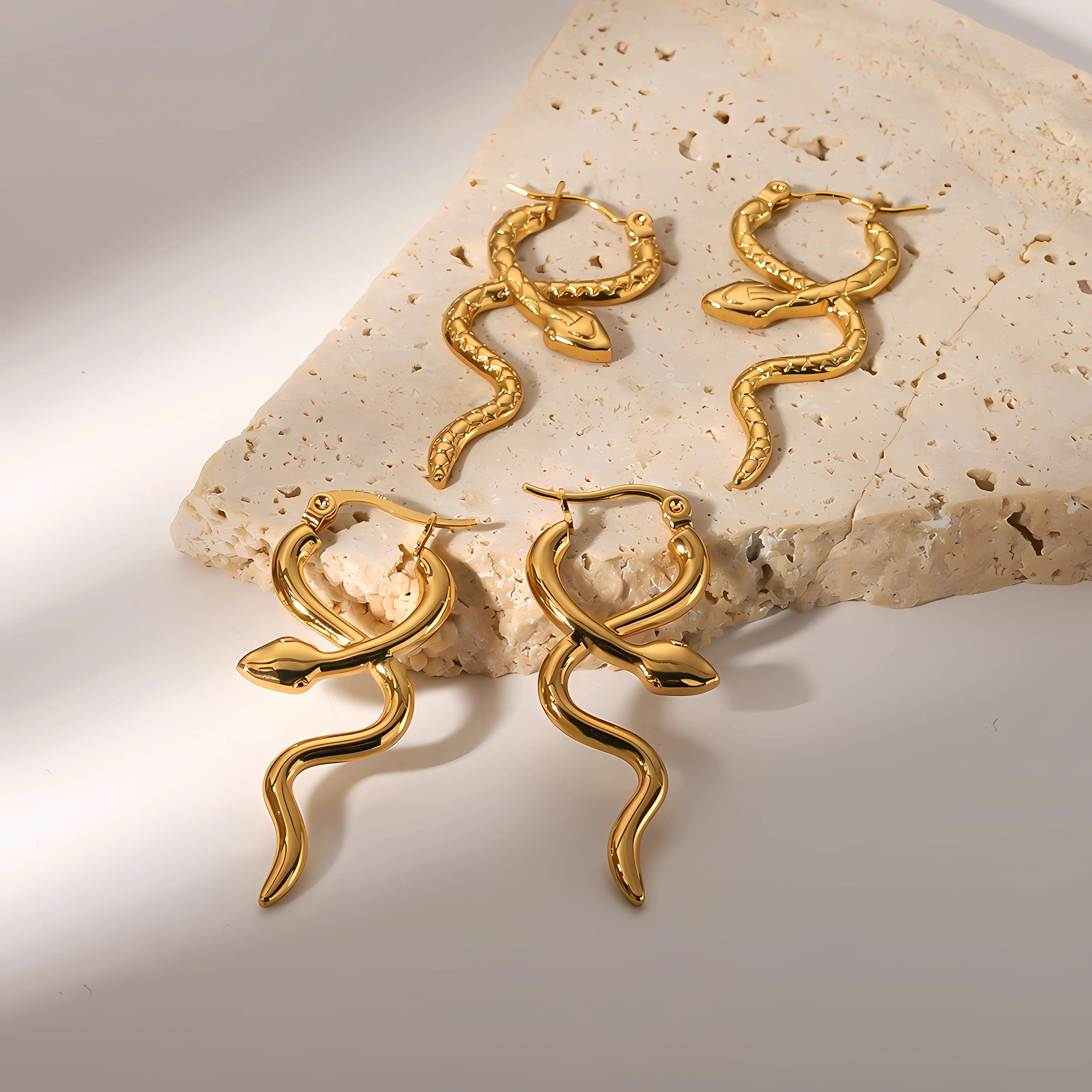 Schlangen-Creolen 18K vergoldeter Edelstahl Schlangen-Creolen Statement Große Creolen Tierschmuck Schlangengeschenk – Detail 2