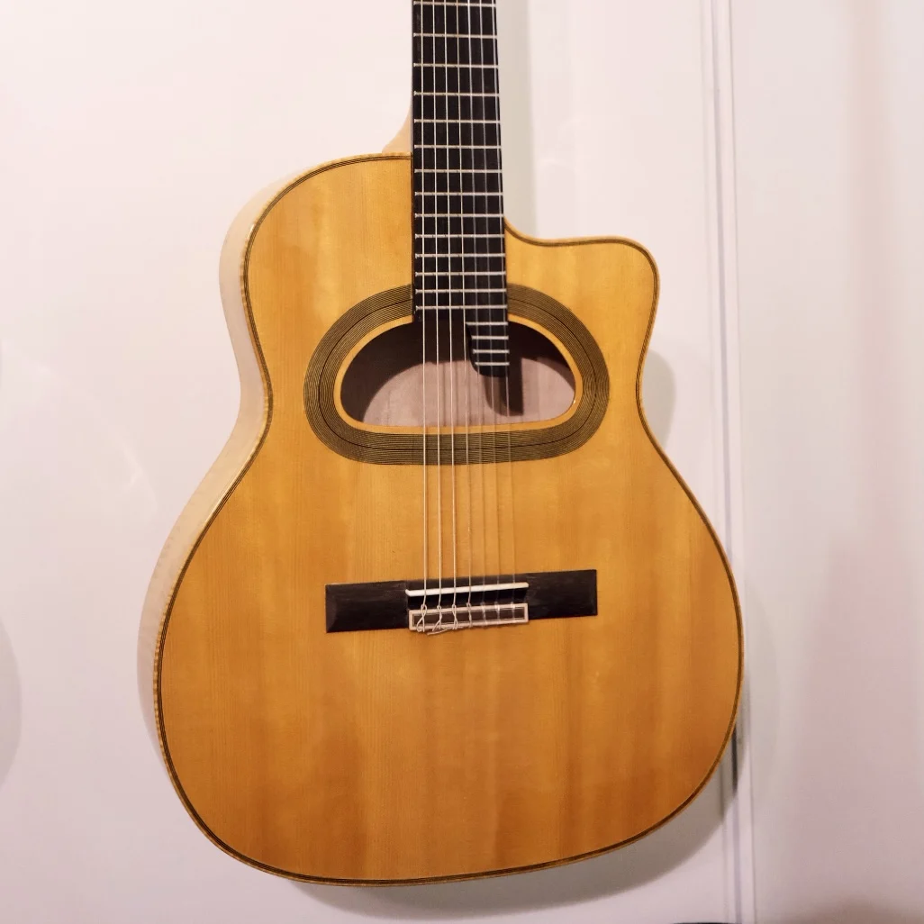 

7-струнная 16-дюймовая цыганская акустическая гитара ручной работы с пламенным кленовым полым корпусом, оригинальный цвет, еловый верх, отделка из черного дерева