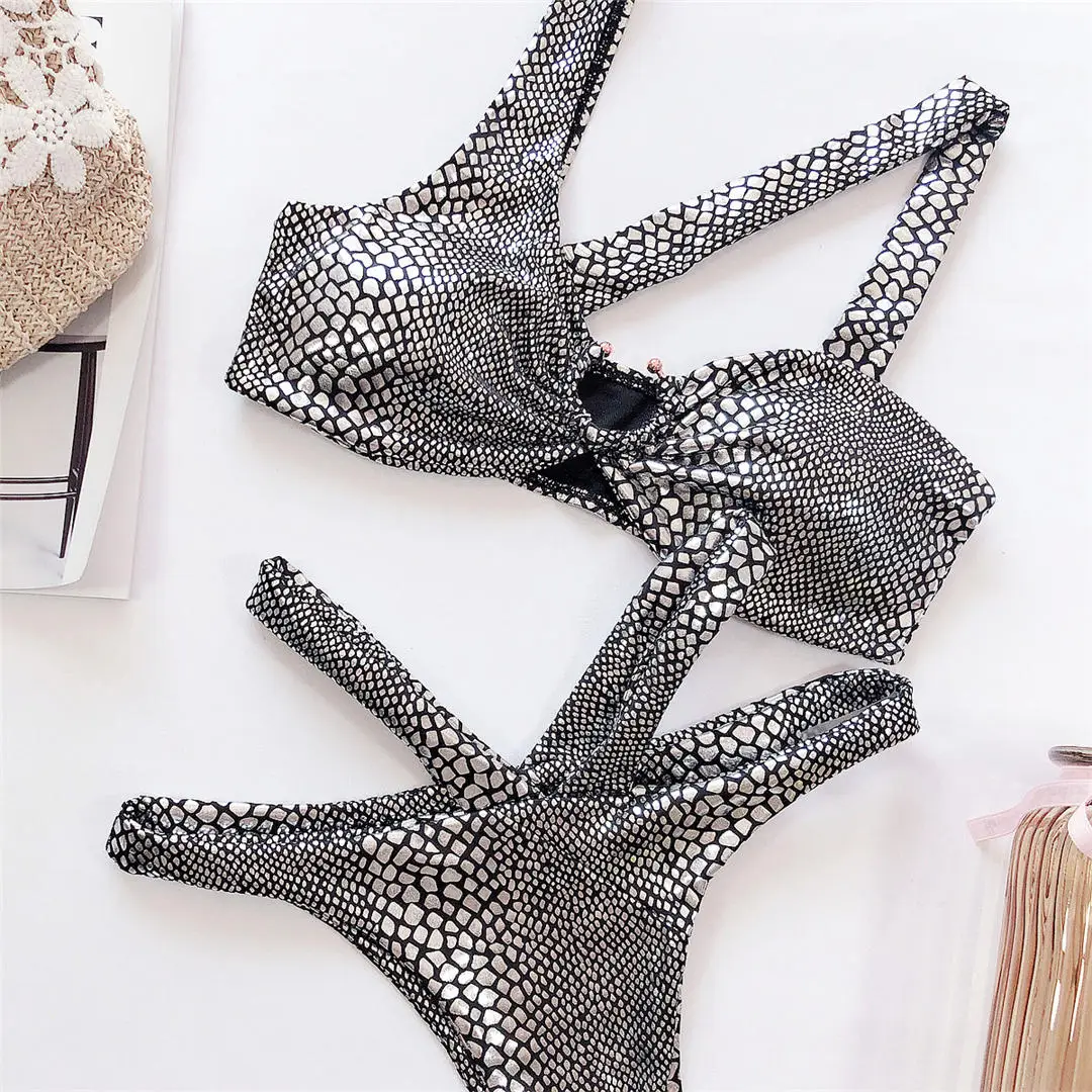 Sexy, asymmetrischer Bikini mit Schlangenmuster, Damen-Badeanzug, zweiteiliges Bikini-Set, Badebekleidung mit Trägern, Badeanzug, Modell V1923. – Detail 24