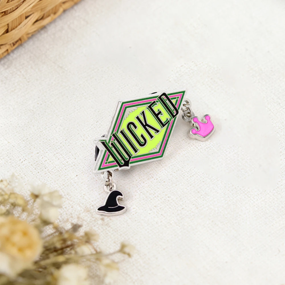 Wicked Musical Emaille-Brosche Hexenhut und Kronen-Anhänger Broadway-inspiriertes Abzeichen Rucksack-Jacken-Accessoire Sammlerstück Geschenk – Detail 10