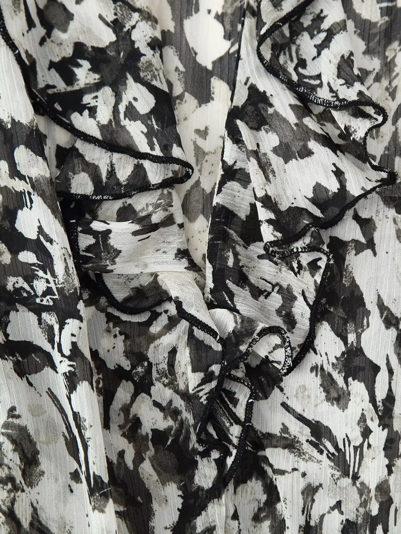 2025 ชุดเดรสพิมพ์ลายแขนยาวคอวีผูกเข็มขัดสไตล์ยุโรปและอเมริกาที่ทันสมัยและสง่างามของผู้หญิง