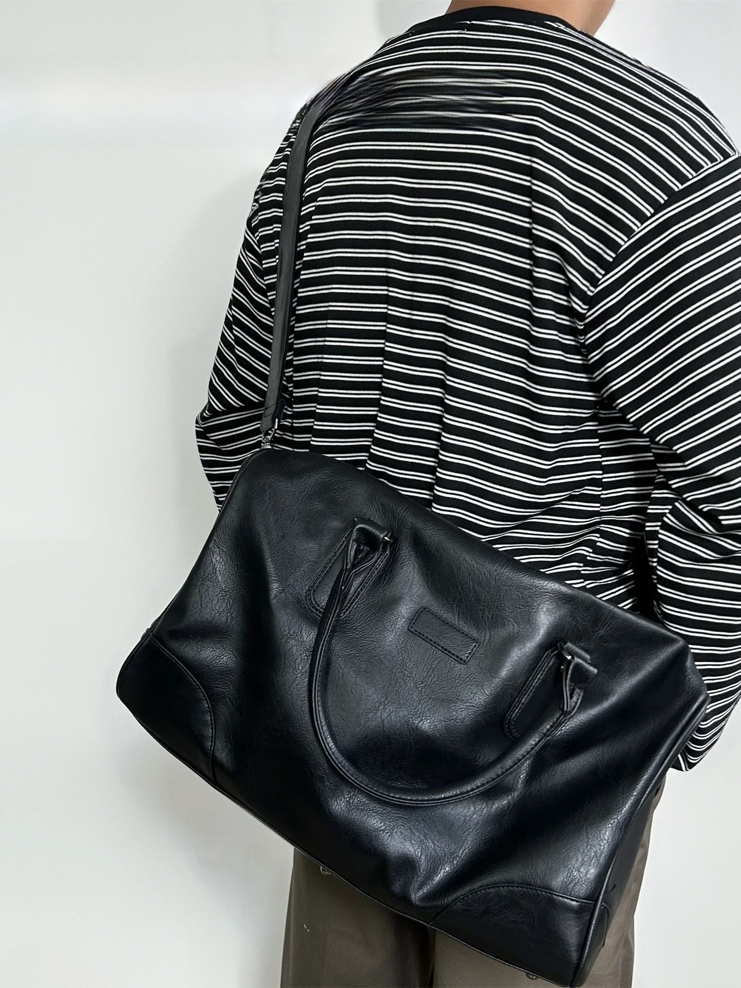 ok-original-black-leather-crossbody-travel-bag-unisex-handheld-minimalist-style-short-trip-business-trip-check-in-bag