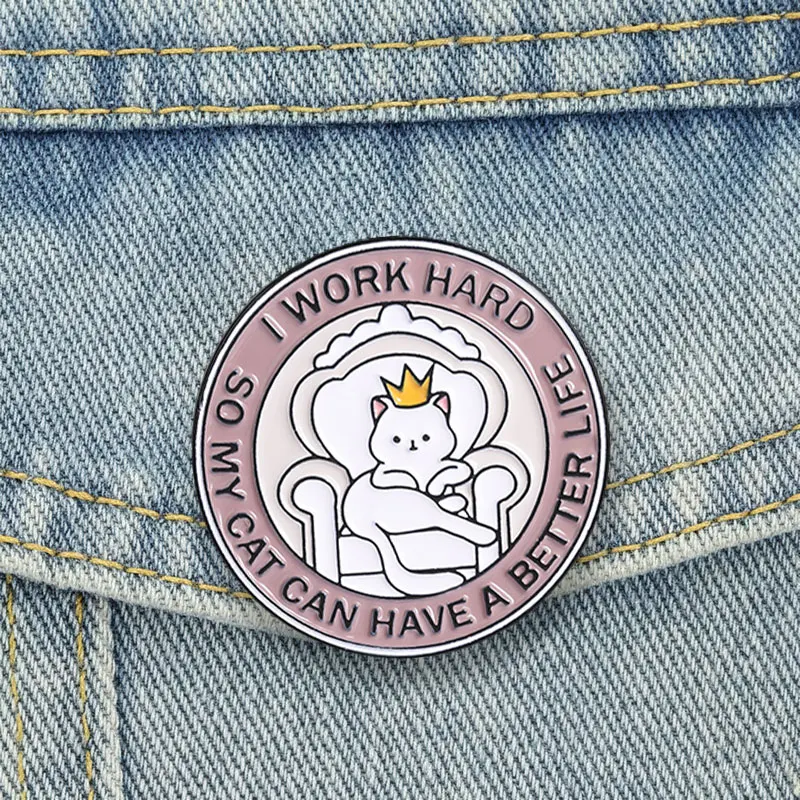 Trabajo duro para que mi gato tenga una vida mejor - Pin de esmalte con diseño de gato, broche de gato reina, insignia de solapa, accesorio de joyería para amantes de los gatos, regalos para amigos