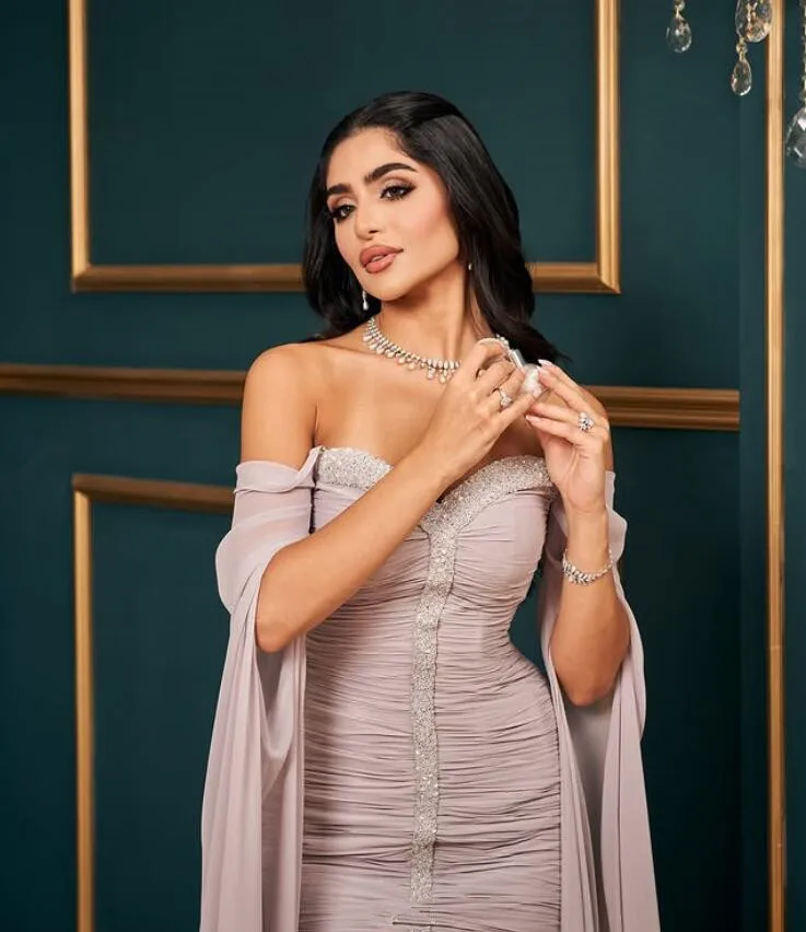 Vestidos formales de noche saudíes de sirena con hombros descubiertos, capa de manga larga de cristal fruncida, vestidos de fiesta árabes de Dubái personalizados
