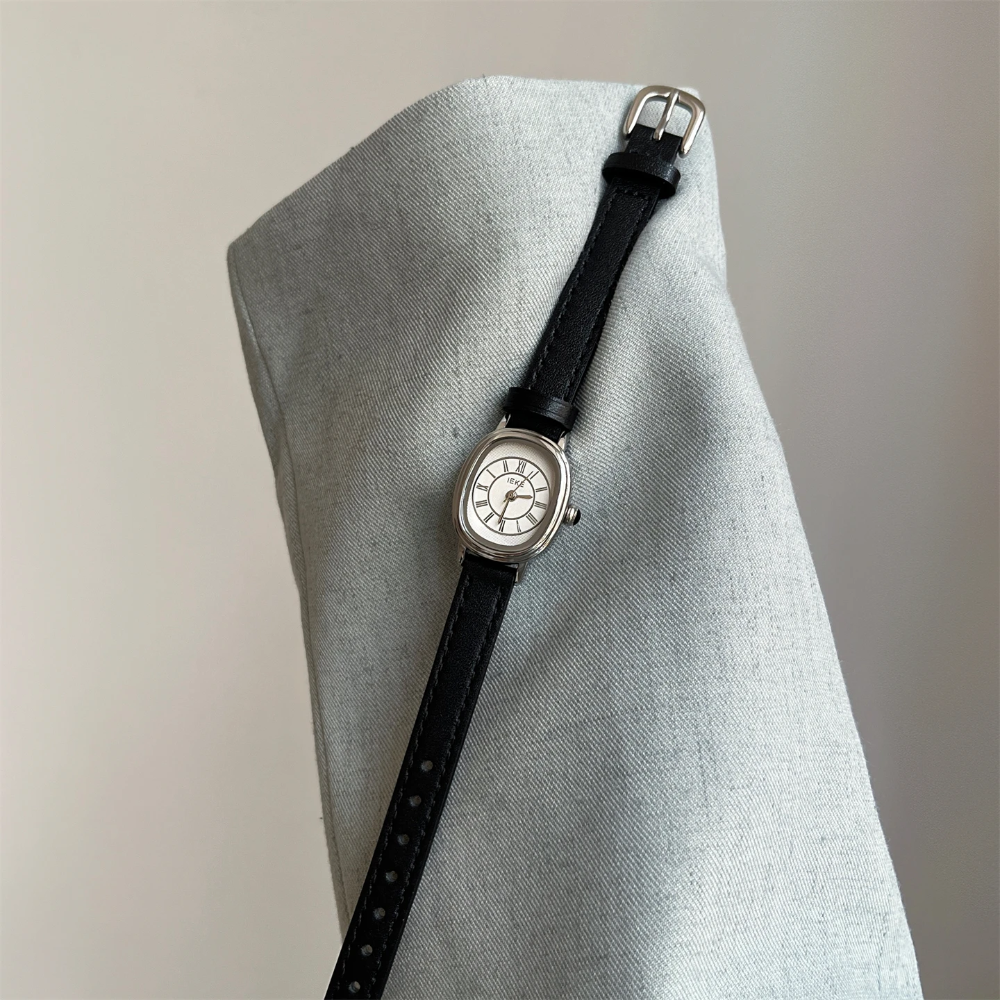 Elegant women's wristwatch, classic Korean style, simple and sophisticated, student-style quartz watch, unique wristwatch.