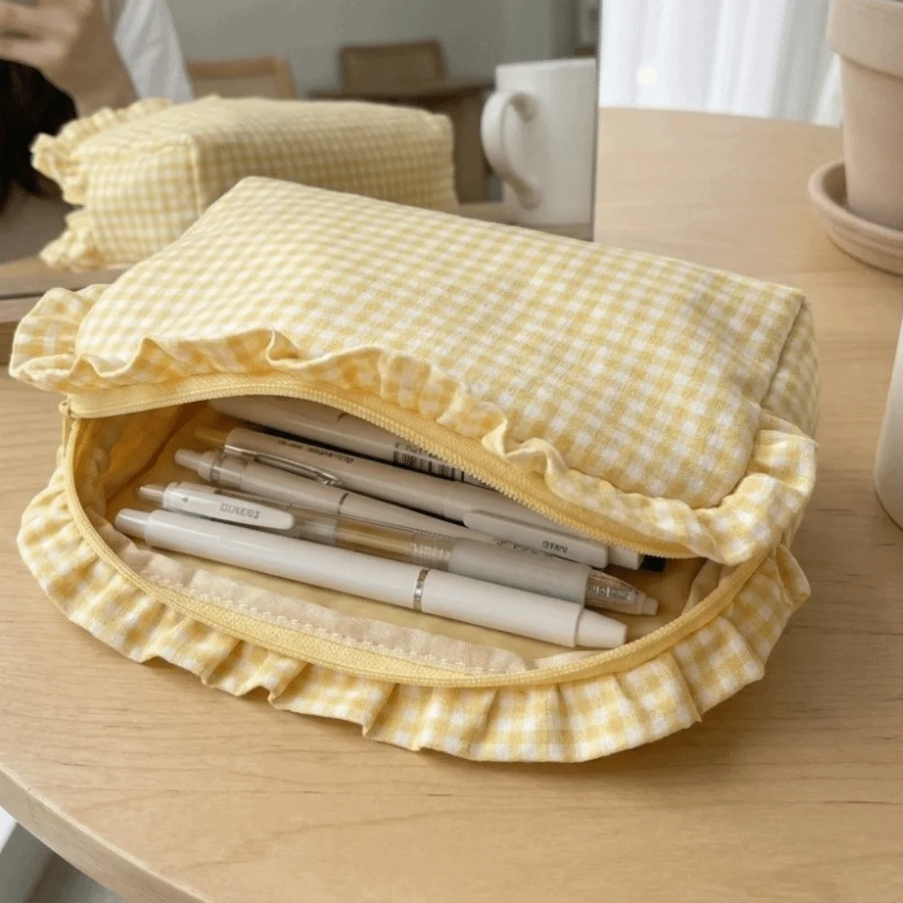 Quilted Design Ruffle Edge Makeup Bag Gingham Plaid Large Capacity Plaid Pattern Cosmetic Bag Zipper Closure Durable