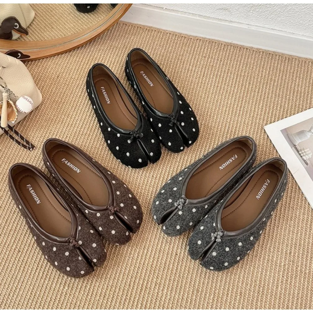 2026 Autumn Women's Polka Dot Tabi Ninja Shoes Comfortable Soft Soled Split Hoof Toe Loafers Ladies Flat Dress Mary Jane Shoes