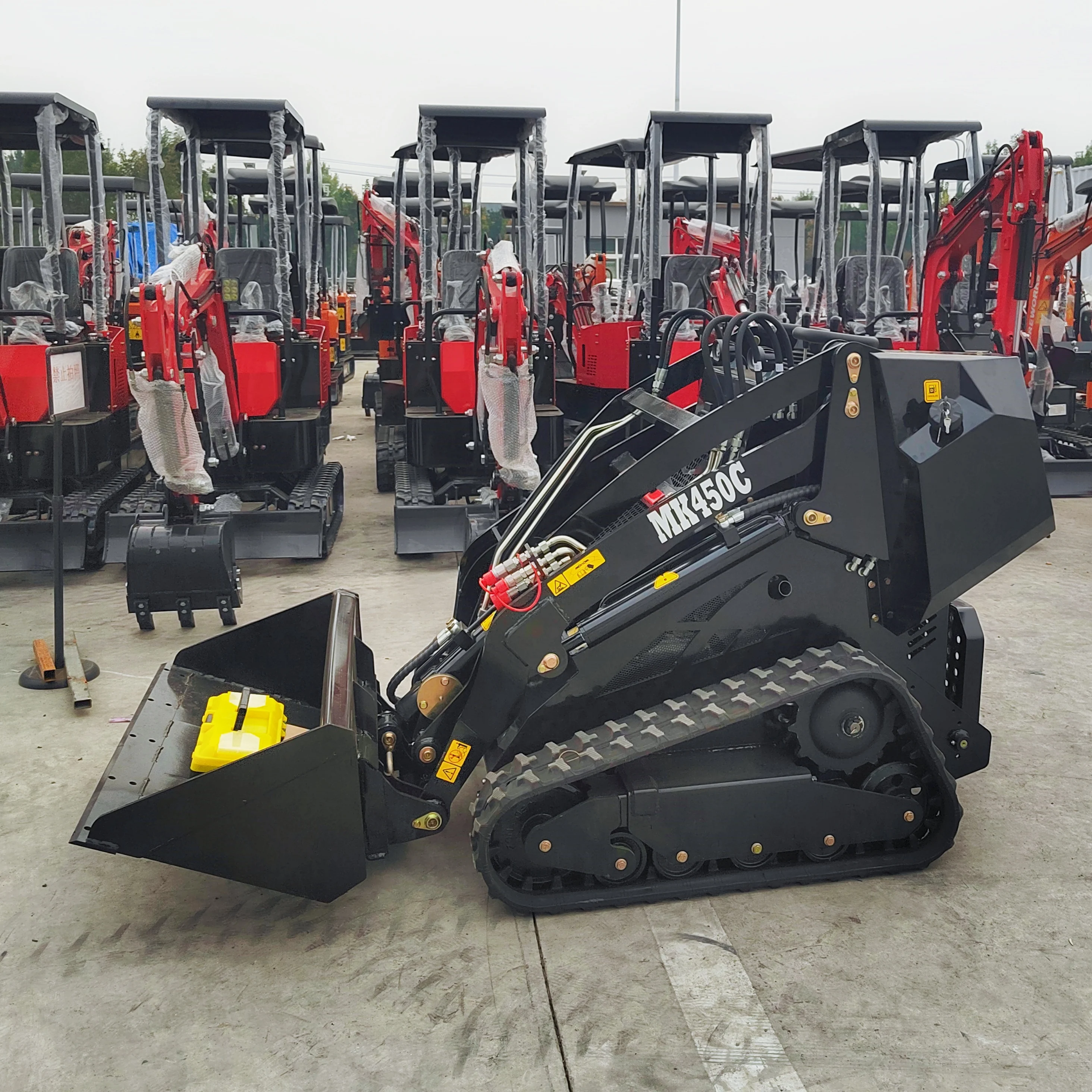 Mini Pala Cingolata MK450C: La Soluzione Pratica per Lavori in Spazi Ristretti e Terreni Impervi