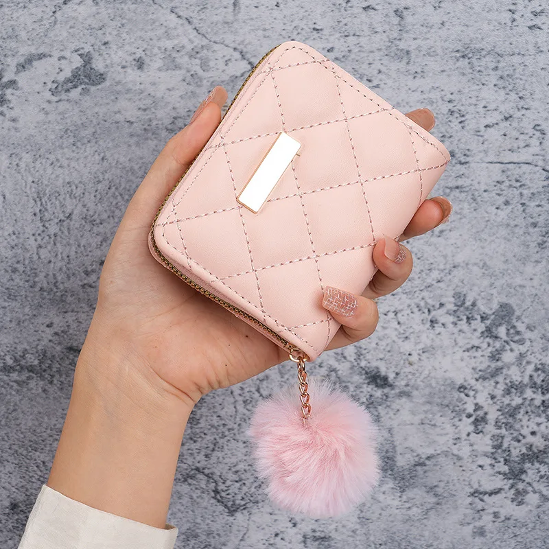 

New Fashion Women's PU Leather Short Wallet with Diamond Grid Hanging Hair Ball Casual Mini Zipper Zero Wallet Card Bag