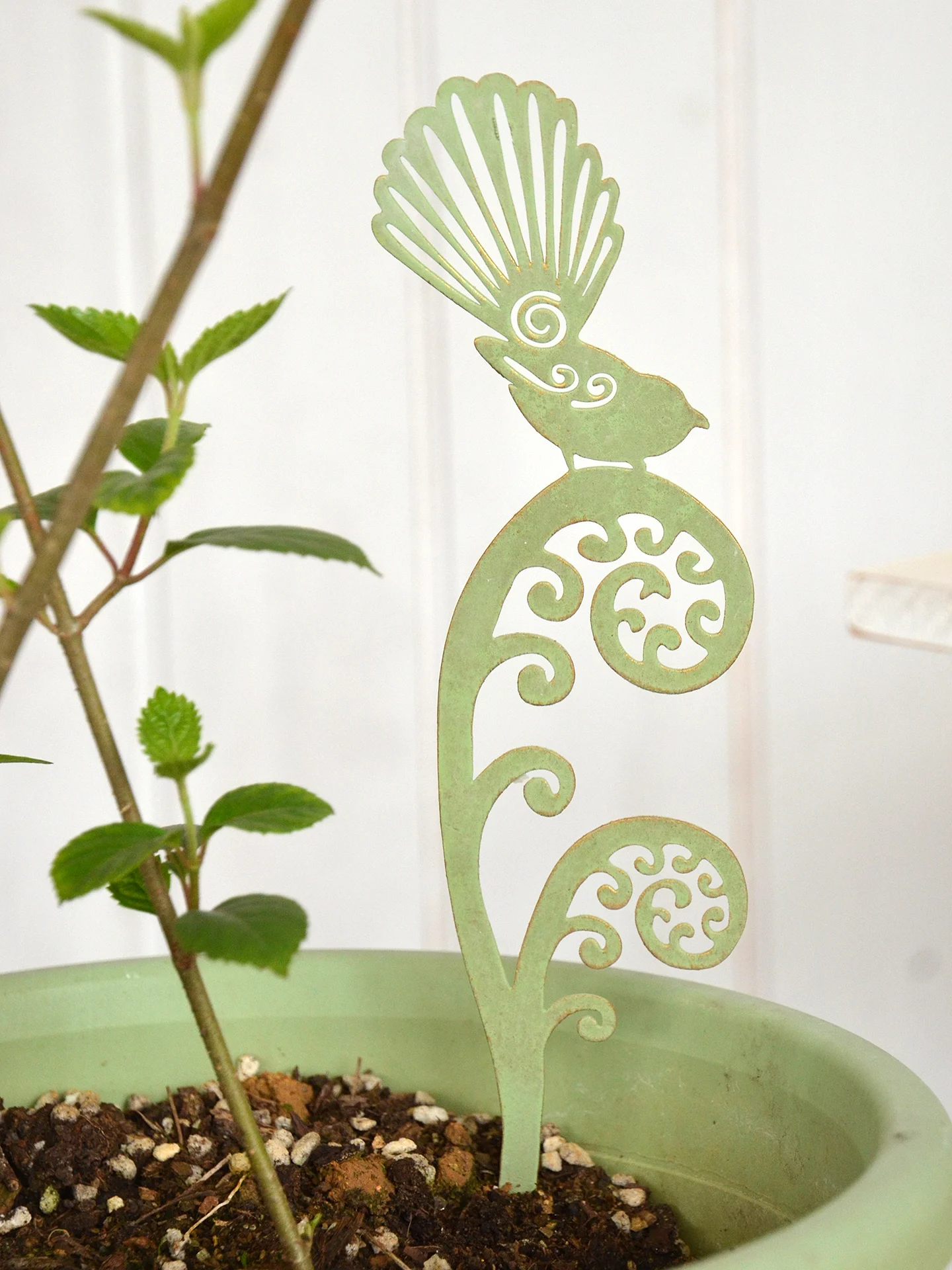 Rustic Iron Art Hollow out Garden Bird Bell Flower Sprinkler Fairy Flower Pot Balcony Iron Sheet Ground Plug Home Decor Acces...