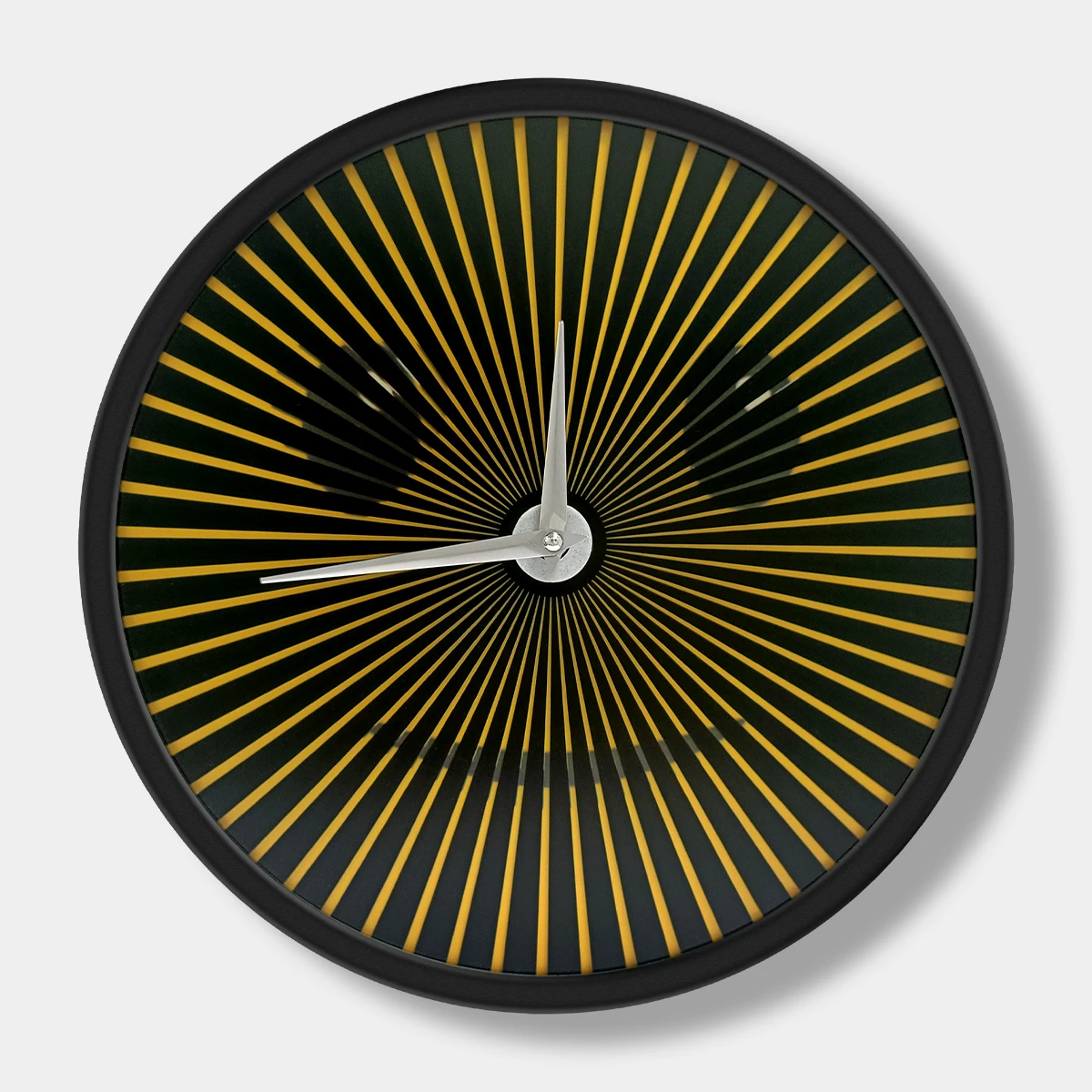 Horloge murale à mouvement rotatif avec visage souriant et cadre métallique, design rayon de soleil noir, illusion d'optique fascinante, décoration intérieure