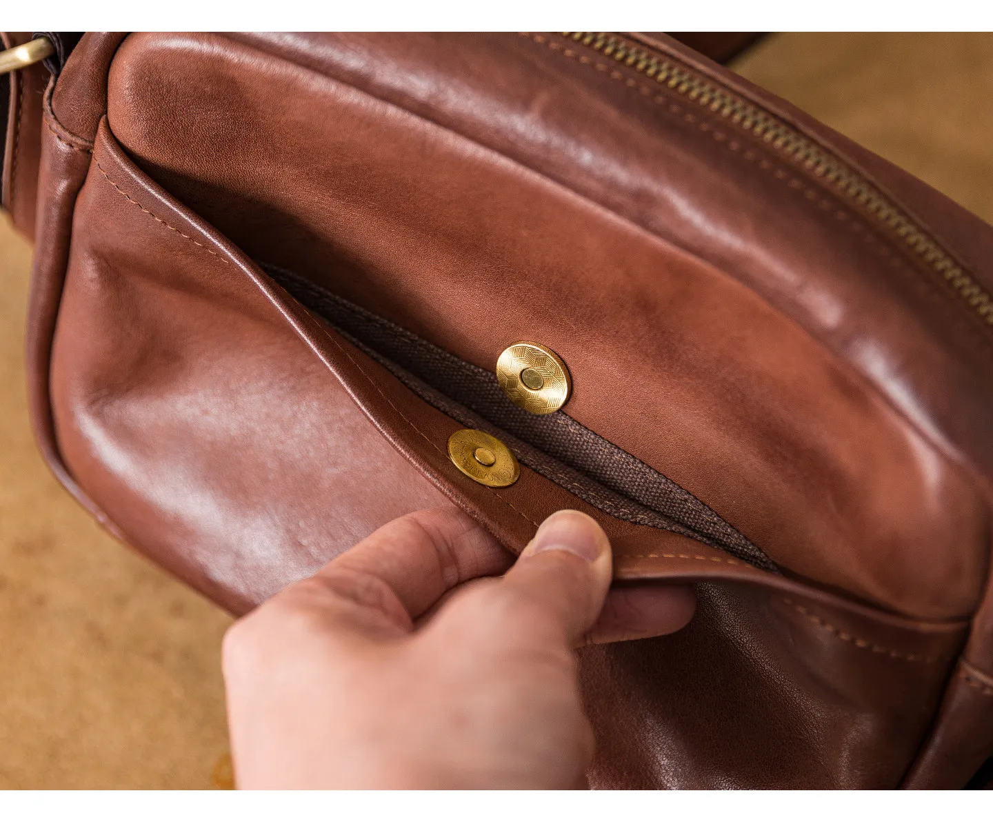 PNDME lässige Luxus-Umhängetasche aus pflanzlich gegerbtem Rindsleder für Herren, modische Vintage-Umhängetasche aus natürlichem Echtleder für junge Männer. – Detail 22