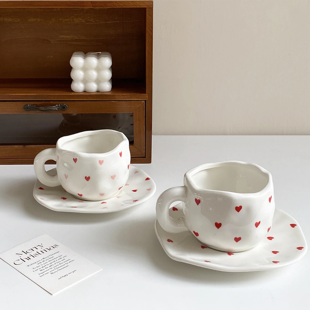 1 Set of Irregular Heart-Shaped Coffee Cups and Saucers, Creatively Designed Hand-Painted Irregular Coffee Cups and Saucers, Red Heart-Shaped Coffee Mugs, Suitable for Home Decoration, Drinking Water, Afternoon Tea, Coffee, Cakes, Couple Dates, Candlelight Dinners, Valentine's Day Gifts