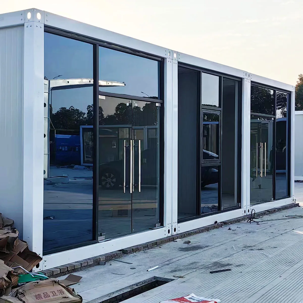 Casa container prefabbricata pieghevole modulare mobile portatile su ruote con set completo di mobili per uso familiare