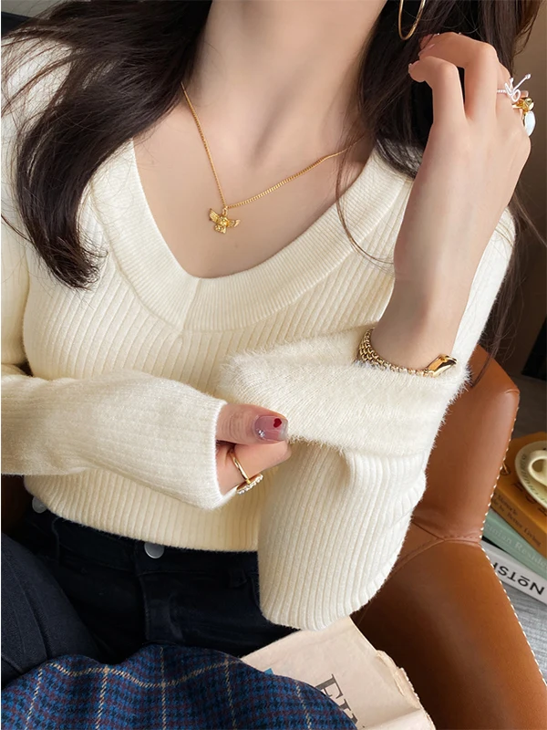 เสื้อสเวตเตอร์ไหมพรมคอวีสีขาว แขนยาว ทรงเข้ารูป ให้ความอบอุ่น เหมาะสำหรับใส่ทำงานในฤดูหนาว