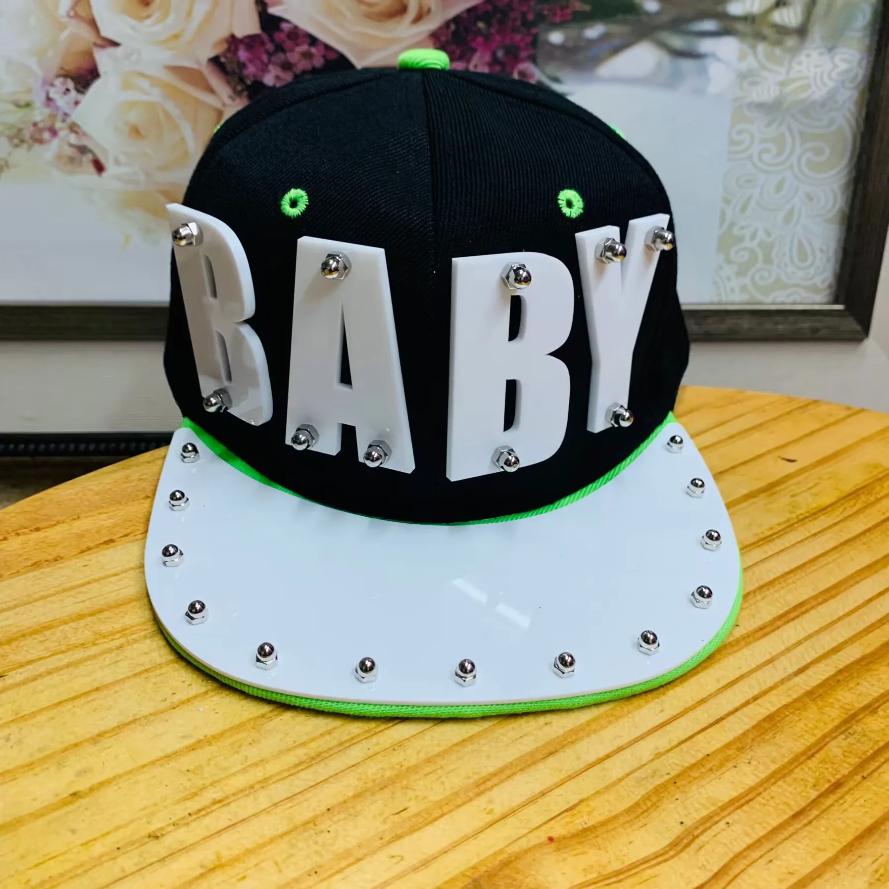 Amerykańska moda uliczna, osobowość, białe litery, dekoracja, punk, impreza, występ, hip-hop, kapelusz