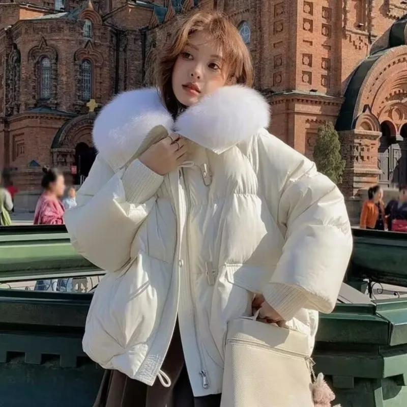 Piumino corto da donna in stile coreano invernale 2025 Cappotto caldo addensato con finiture in pelliccia Vestibilità ampia per l'uso piccolo e quotidiano