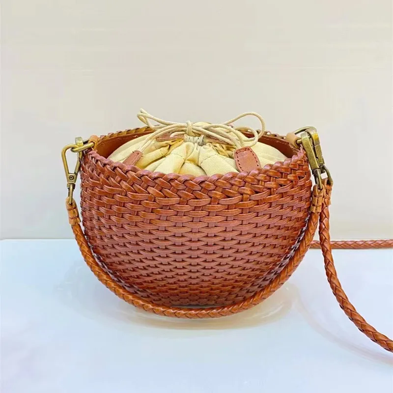 

2022 new woven bucket bag shoulder messenger bag Japanese retro handbag first layer vegetable tanned cowhide Shopping Bag