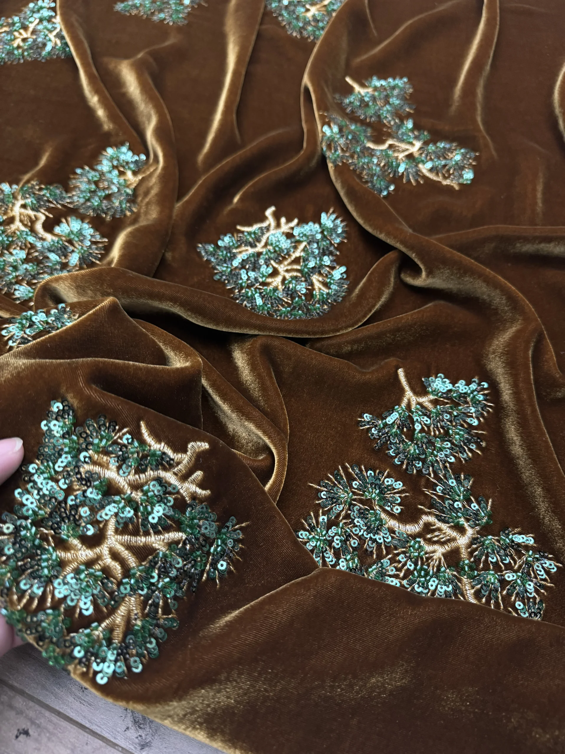 

New Chinese Sle Silk Velvet Fabric for Jaet Vest Heavy Embroidery True Silk Boucle Material in Meralad Color DIY Brand