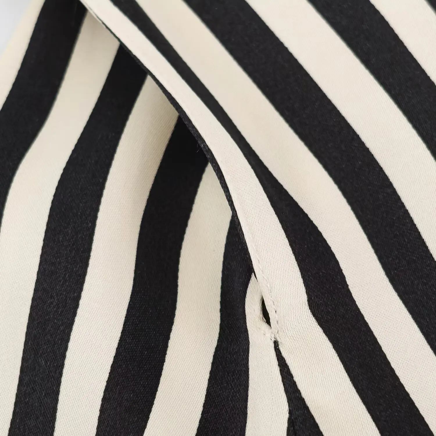 KONDALA Damen Trendiger Eleganter Gestreifter Hosenanzug, Neckholder-Top mit überkreuztem Kragen, Hose mit elastischem Bund, Sommer-Freizeit-Chic-Set 2026 – Detail 9